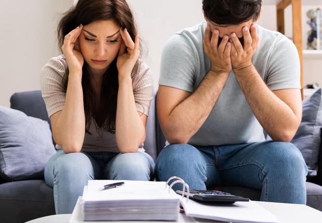 Família endividada: primeiros passos para sair do aperto financeiro