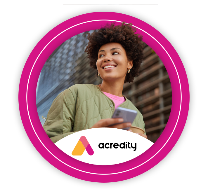 Mulher sorrindo segurando celular em imagem circular com destaque para o logo da Acredity.