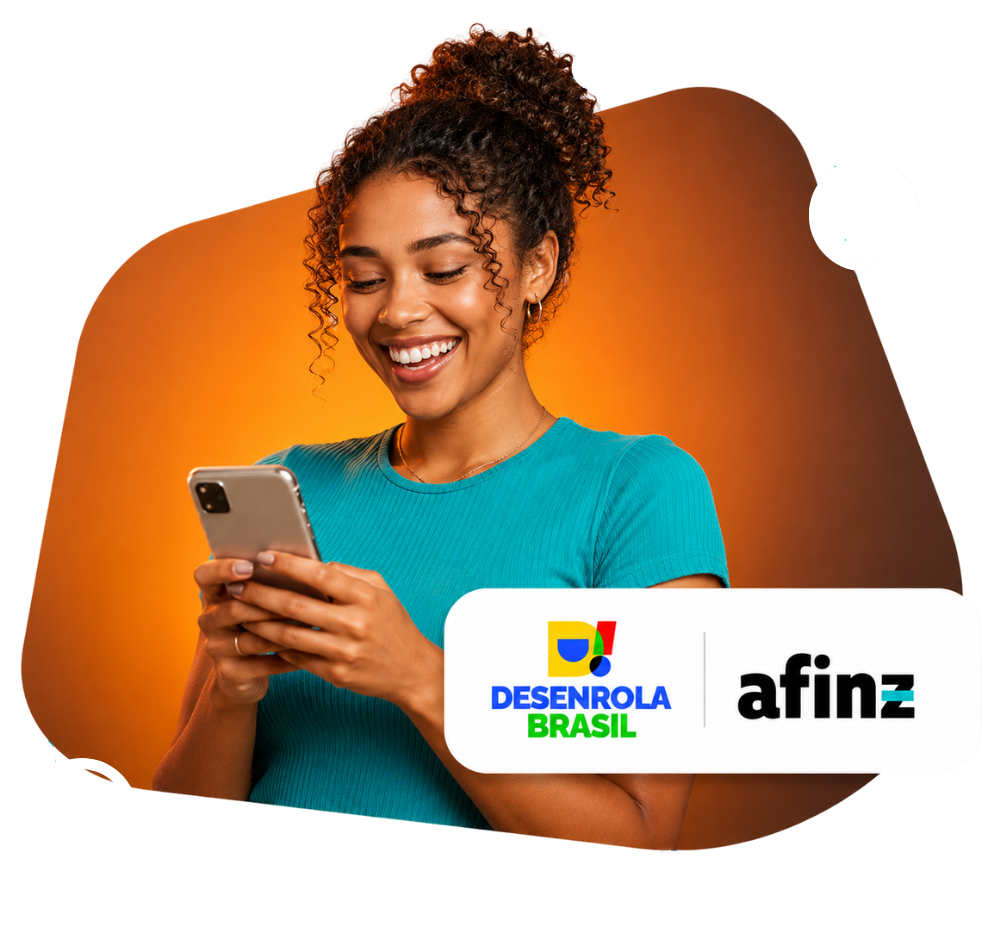 uma mulher feliz sorrindo usando o celular